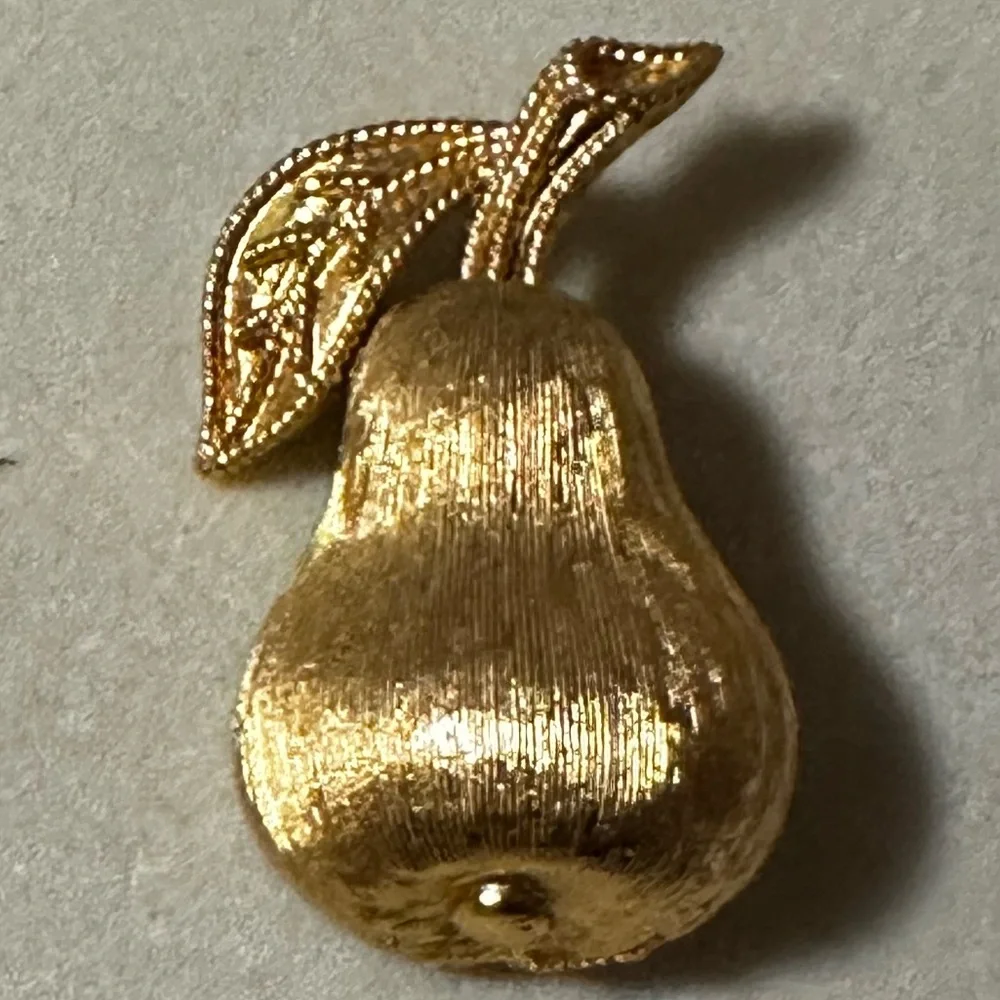 Vintage Crown Trifari Gold Tone Pear Brooch Pin 1960s Textured Fruit Charm 🍐✨